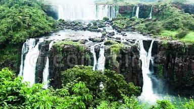 伊瓜苏瀑布，<strong>世界上最大</strong>的瀑布系列，位于巴西和阿根廷边境